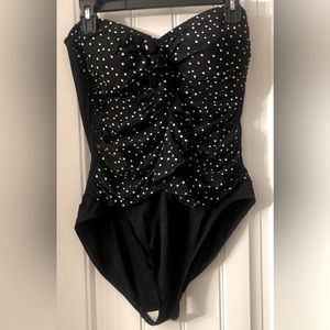 La Blanca black and white one piece bathing suit. Size 16